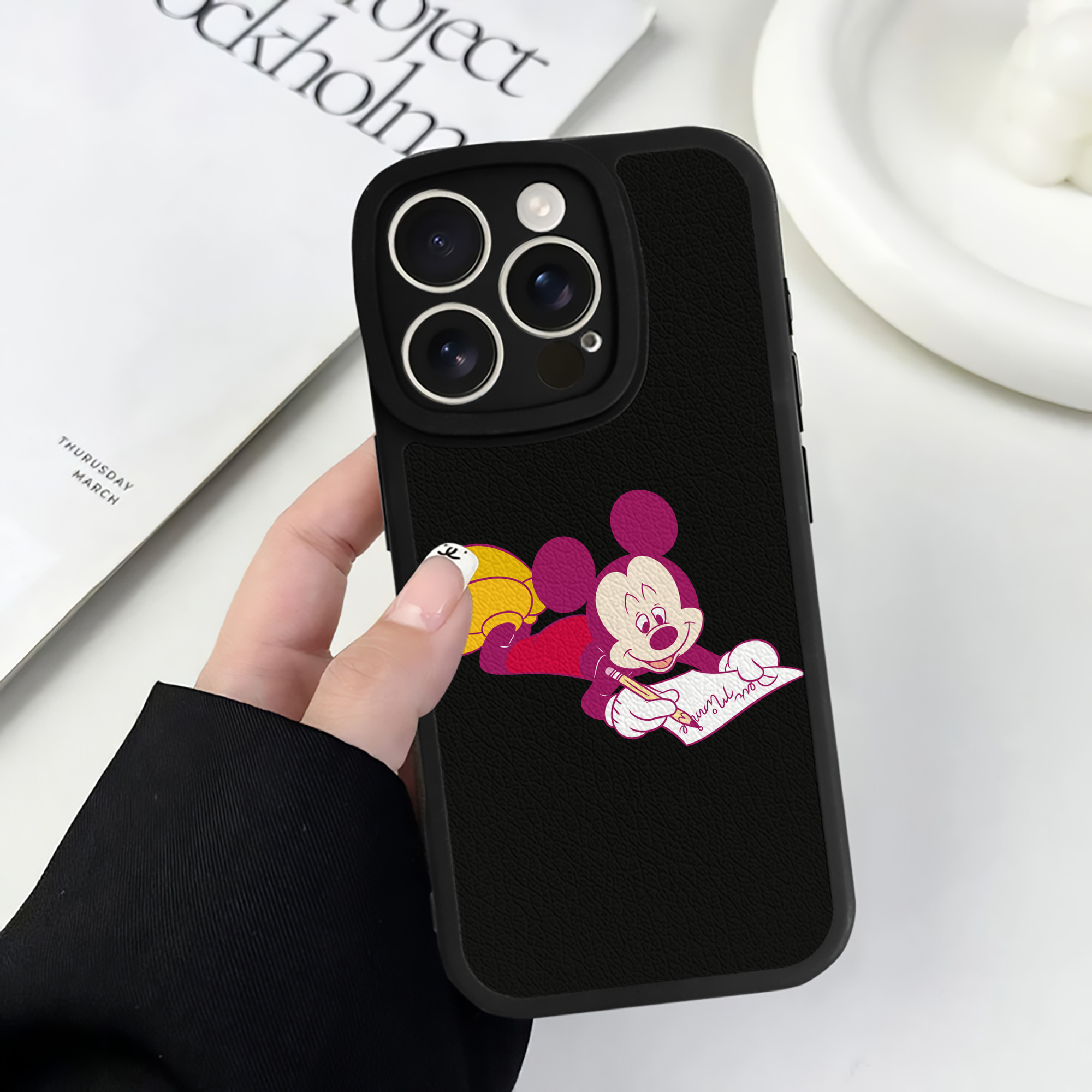 （画像用） ミッキーマウス Mickey Mouse 【iPhone 16シリーズ対応】シリコンスマホケース（レザー調） 材質：シリコン